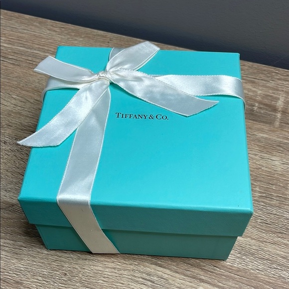 Tiffany & Co. Blue Box with White Ribbon - Picture 12 of 12